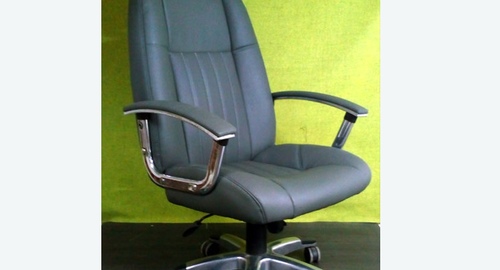 Перетяжка офисного кресла кожей. Новоалтайск